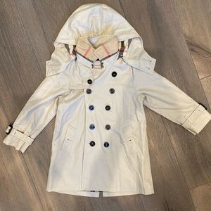 Girls Burberry Trench Coat. Size 4. Gorgeous!